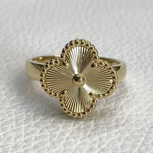 Luxury Vintage Alhambra 18K Yellow Gold Guilloché Ring VCARP6I300